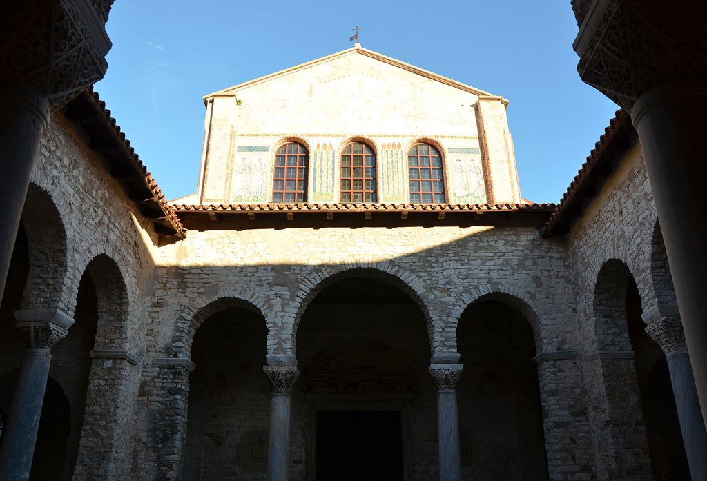 Place the single-hall papal chapel against broader Christian building types