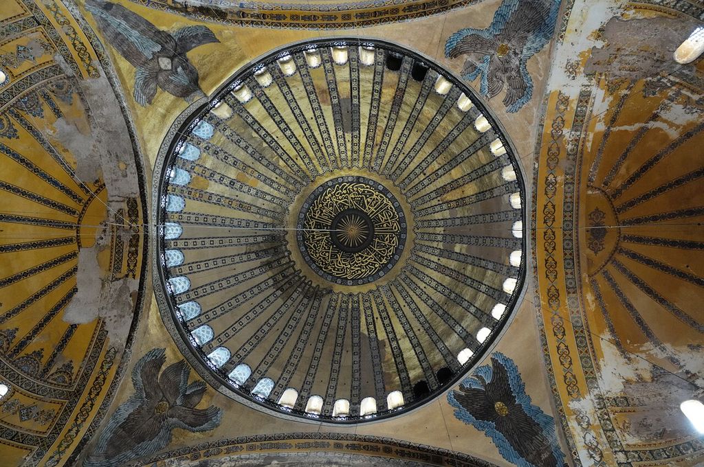 The circular dome rises above four curved triangular pendentives and adjacent half-domes.