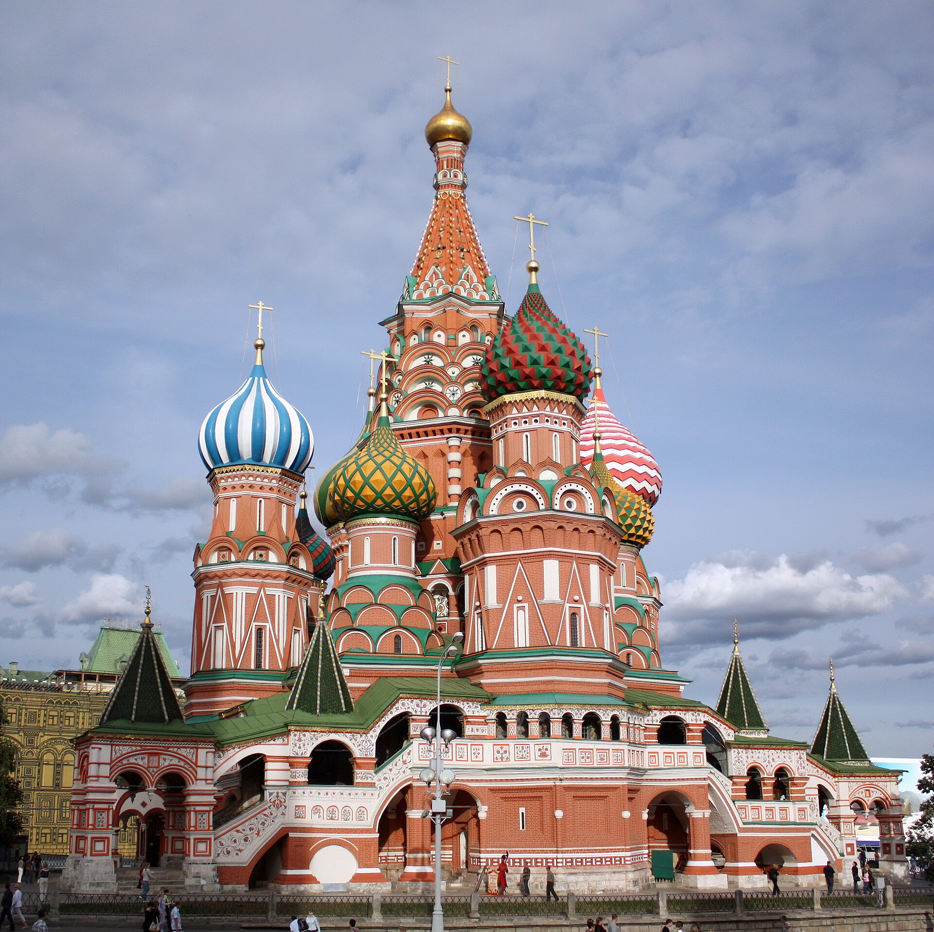 West-facing view of St Basil’s Cathedral showing a tall central tent and differently sized surrounding churches.