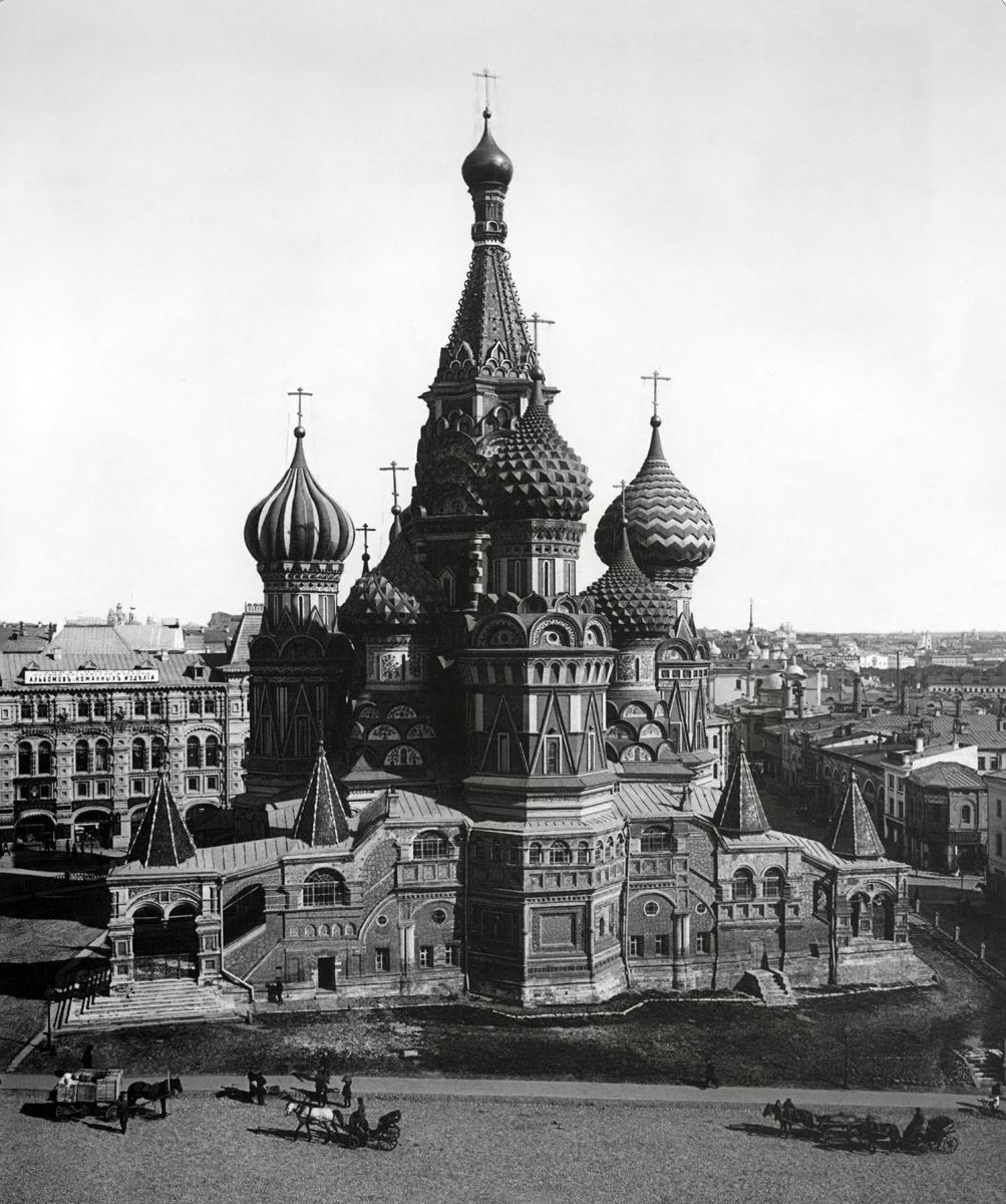 Early twentieth-century black-and-white photograph of St Basil’s Cathedral’s west façade and square edge.