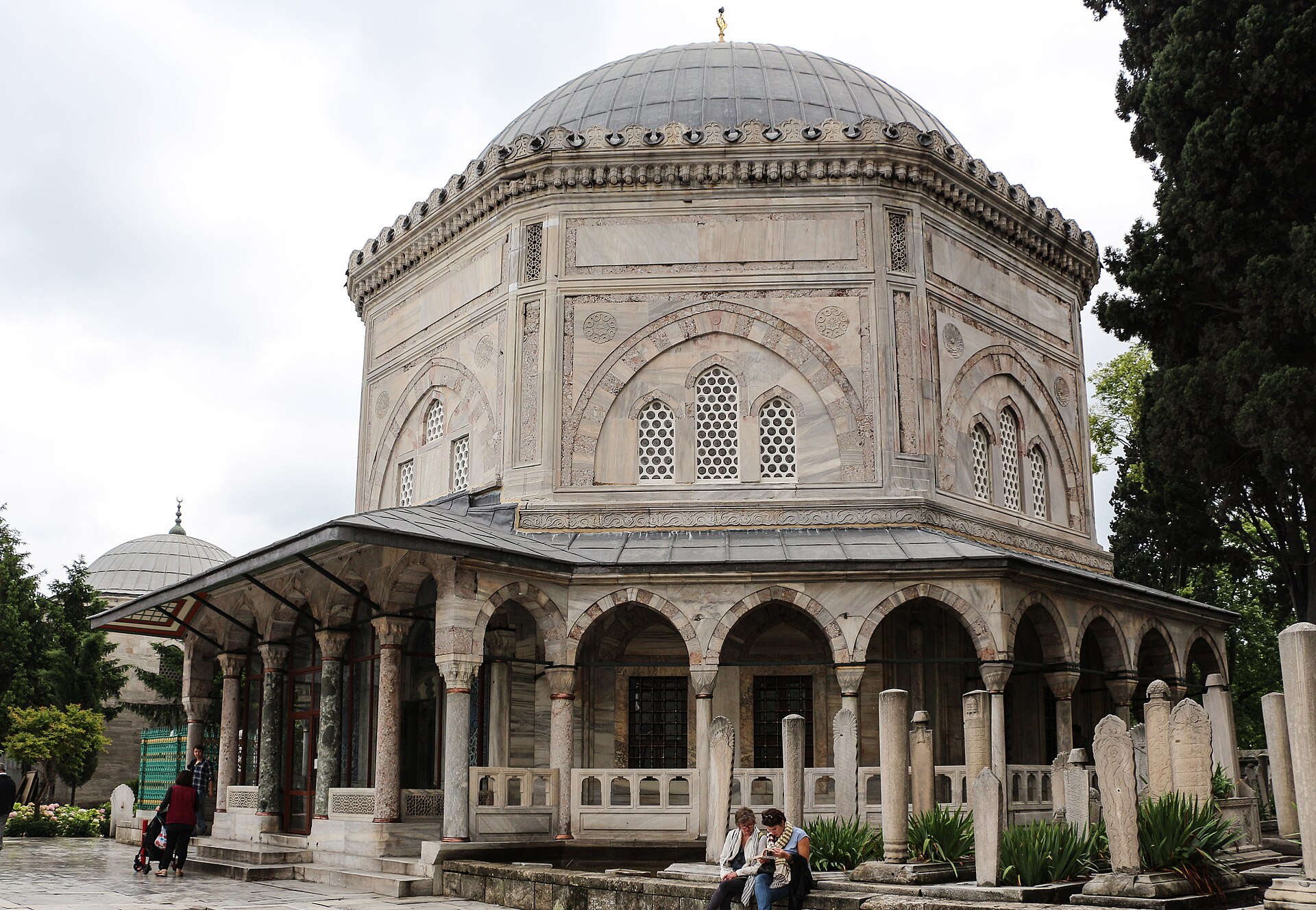 Octagonal exterior and broad portico of Sultan Süleyman’s tomb, with Hürrem’s smaller tomb behind.
