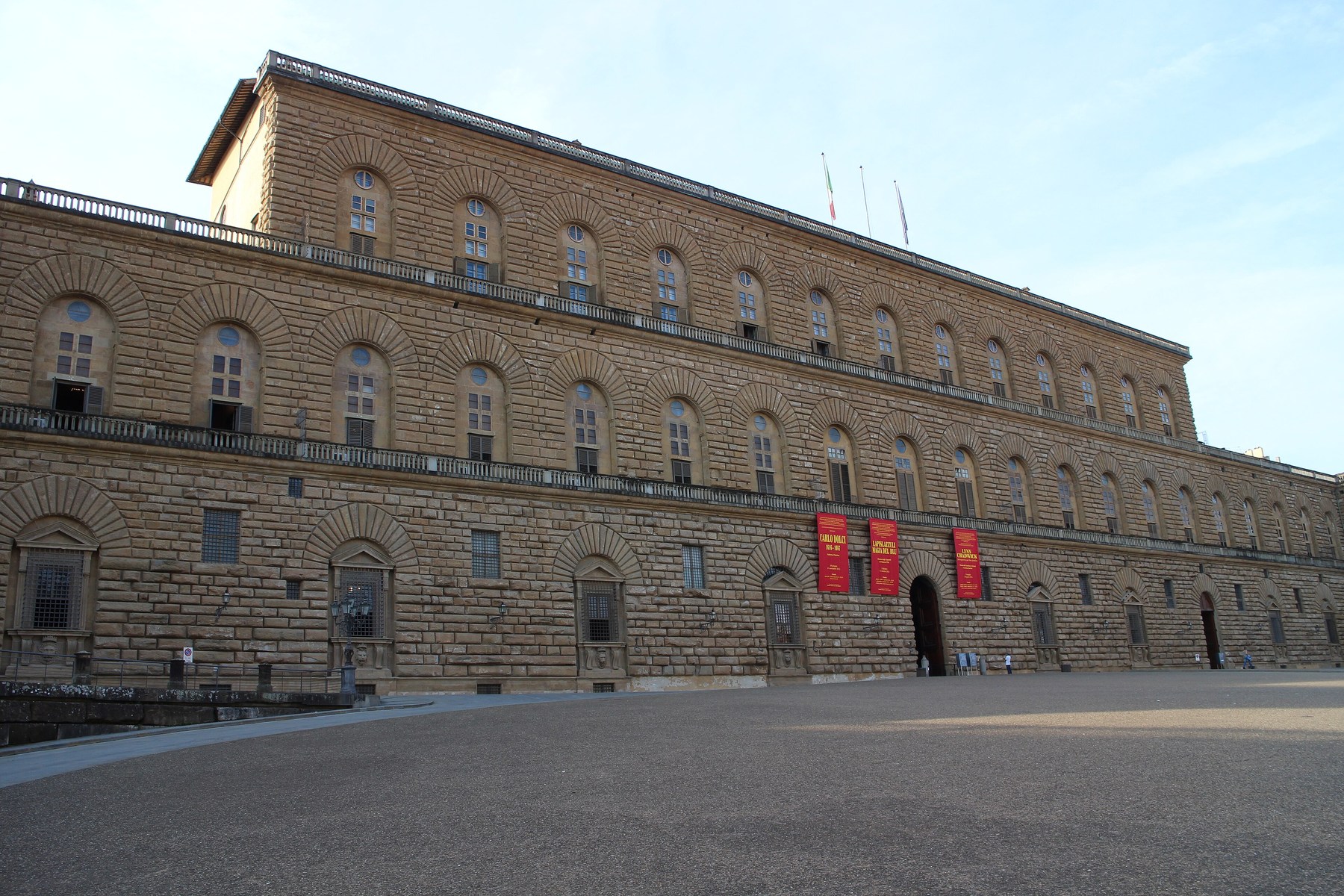 Extended Palazzo Pitti frontage with deeply articulated stone courses and arched openings.