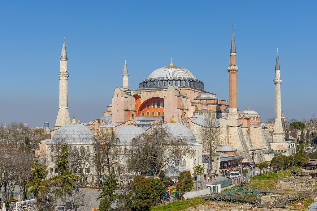 Central dome and smaller domed roofs of Hagia Sophia, surrounded by four slender minarets.