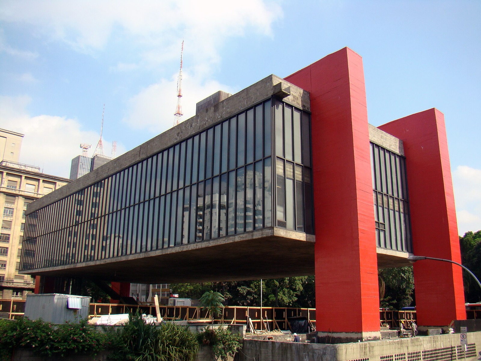 MASP in São Paulo, a long glazed concrete volume suspended high between two pairs of red supports.