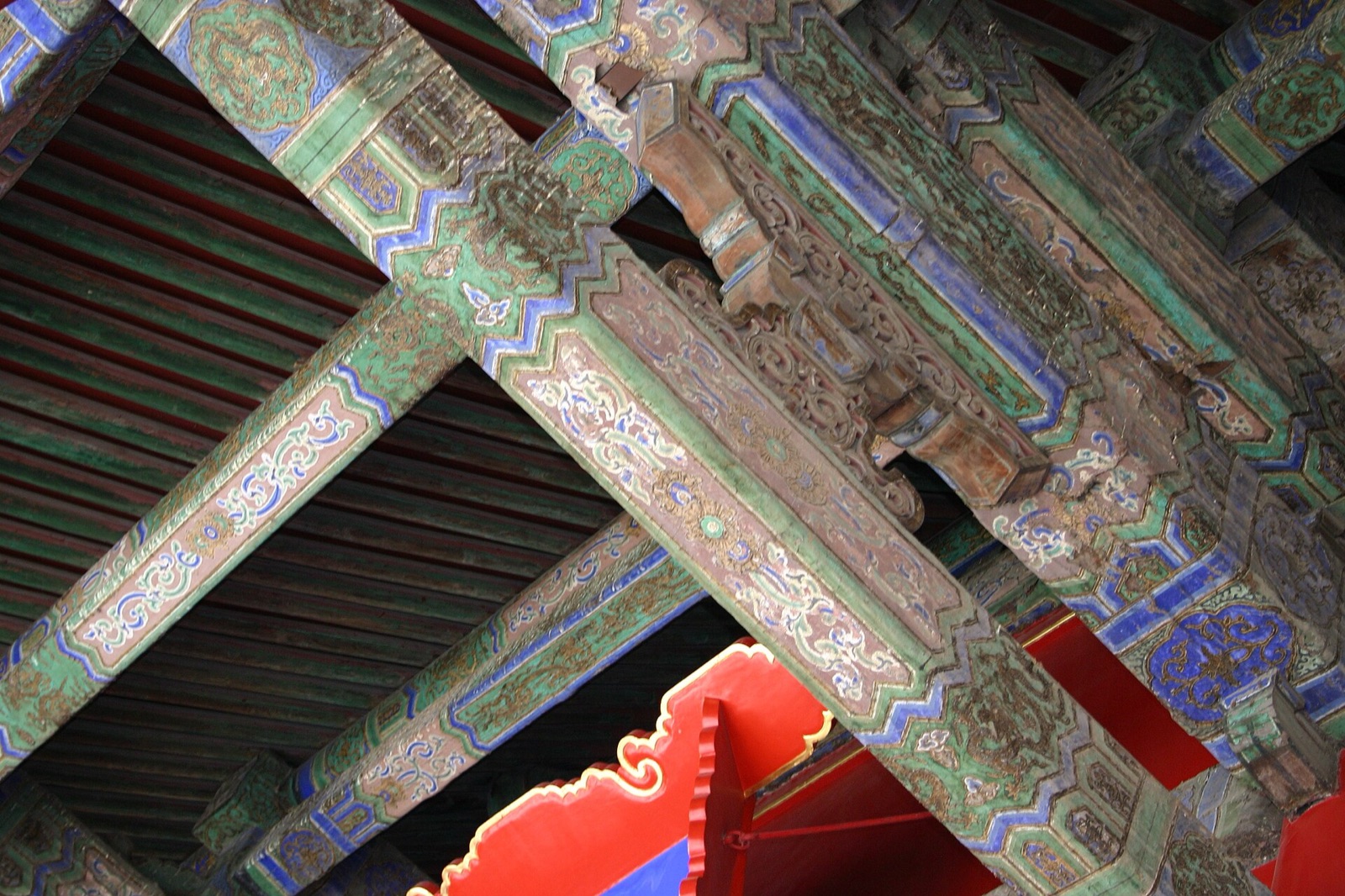 Photograph of interlocking timber bracket sets below the roof of a Forbidden City building.