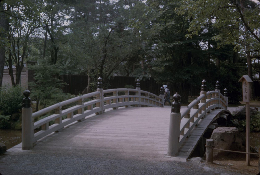 金沢・兼六園の橋を写した1963年頃のカラー写真。現在の眺めとの比較には撮影位置の確認が必要。