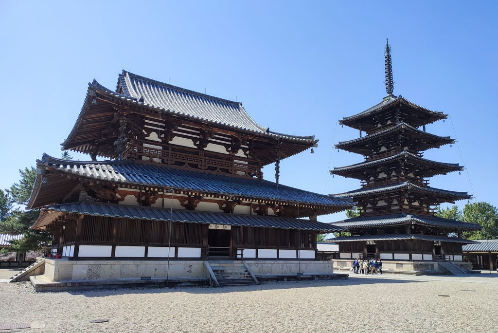 法隆寺西院伽藍の金堂と五重塔、2022年撮影。現在の建物は長い修理の歴史を持つ。