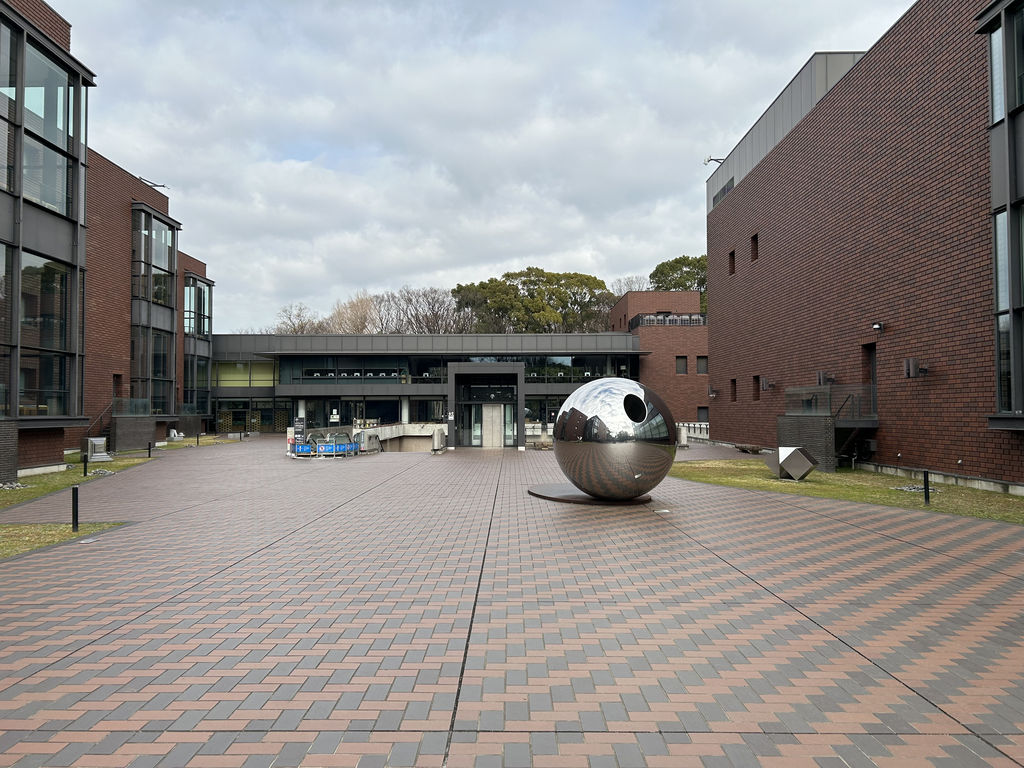 2013年展の開催館、東京都美術館の現在の外観。展覧会当時の会場写真ではない。