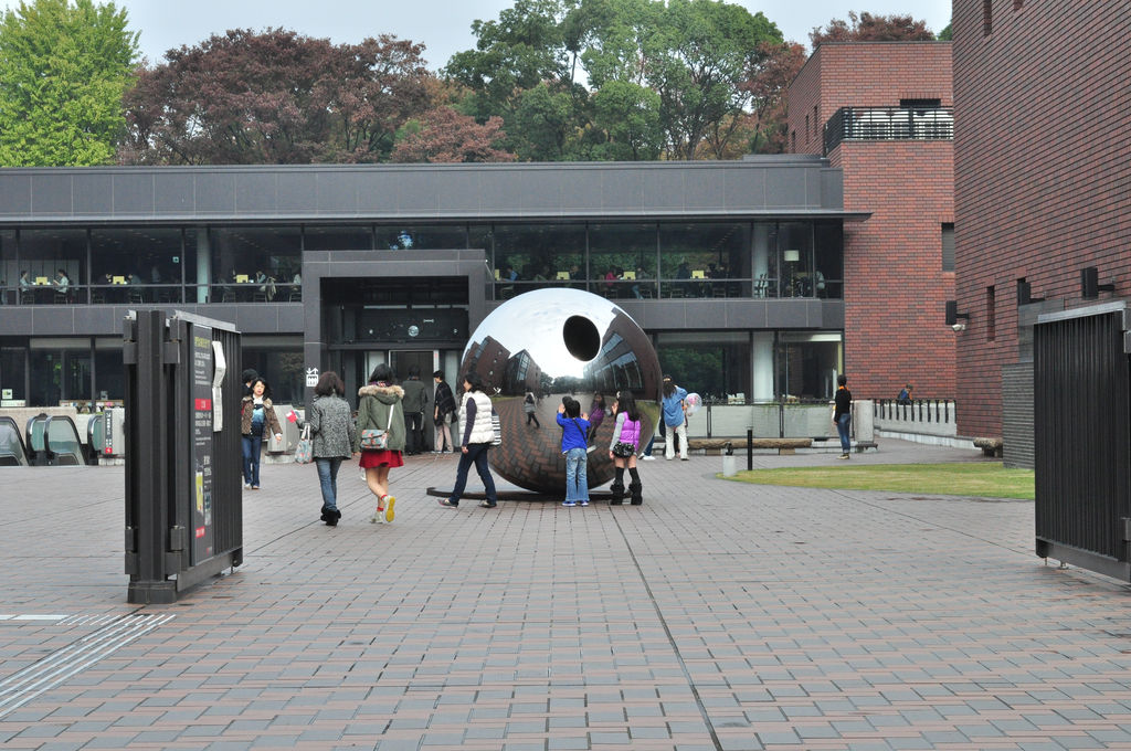 2014年に撮影された現在の美術館の広場と周囲の建物。中央の彫刻はこの写真だけで作品名を同定しない。