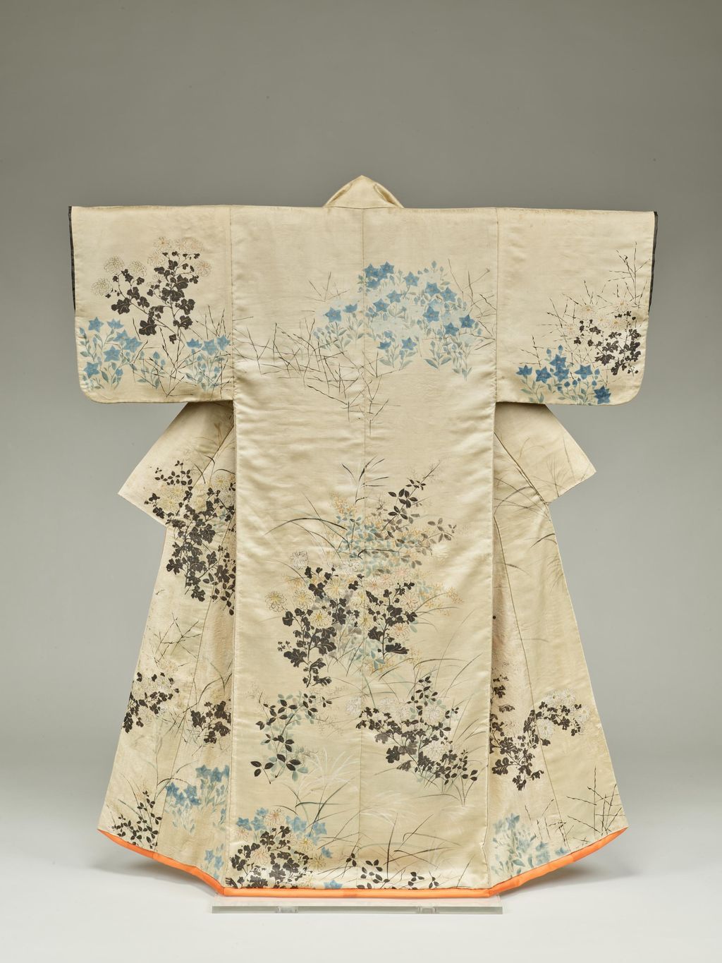 《小袖 白綾地秋草模様》 — Tokyo National Museum I-721