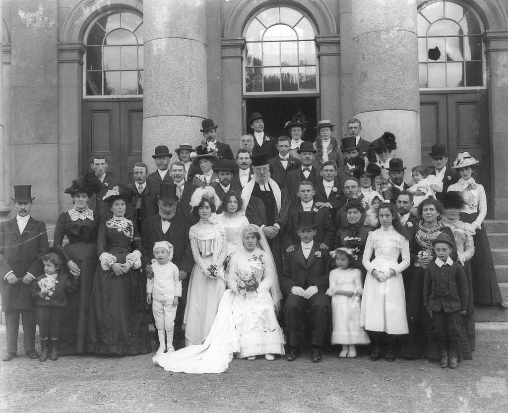 Contextual image of jewish wedding group at waterford courthouse in 1901.